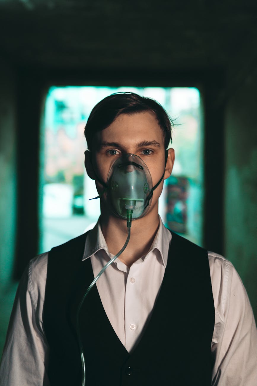Pexelsphoto18741365 可愛曼谷 narak Club Man in Shirt with Vest and in Oxygen Mask