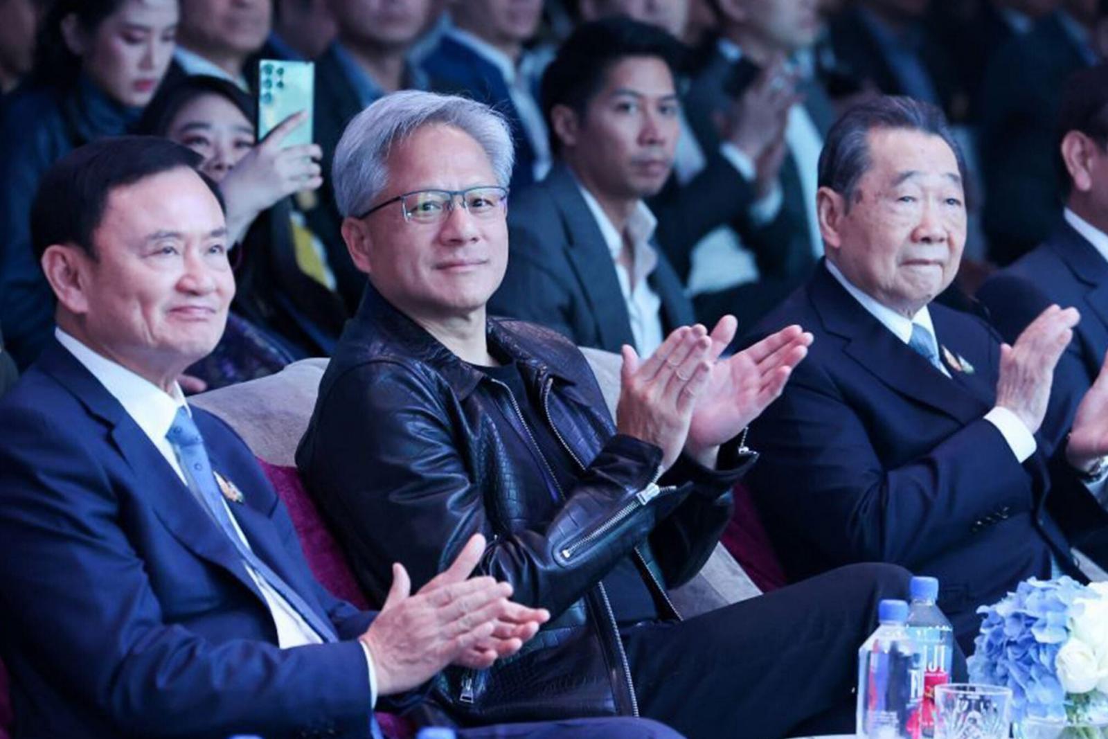 Chip fight china 0 可愛曼谷 narak Club Three Men in Suits Sitting and Clapping at a Formal Event with a Crowded Audience in the Background